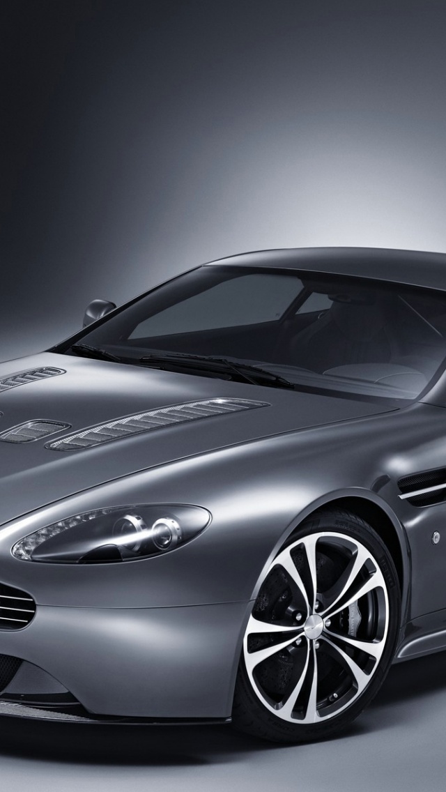 Aston Martin V12 Vantage 2