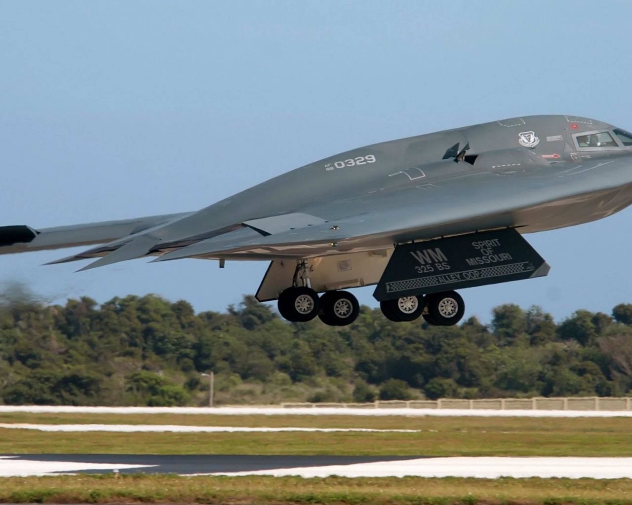 B 2 Stealth Bomber