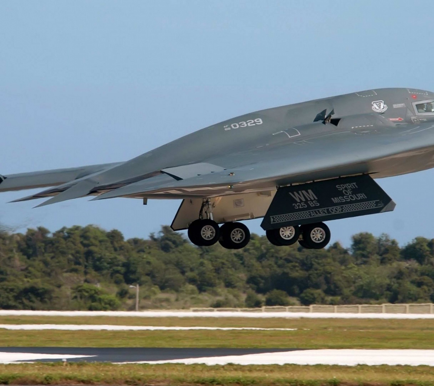 B 2 Stealth Bomber