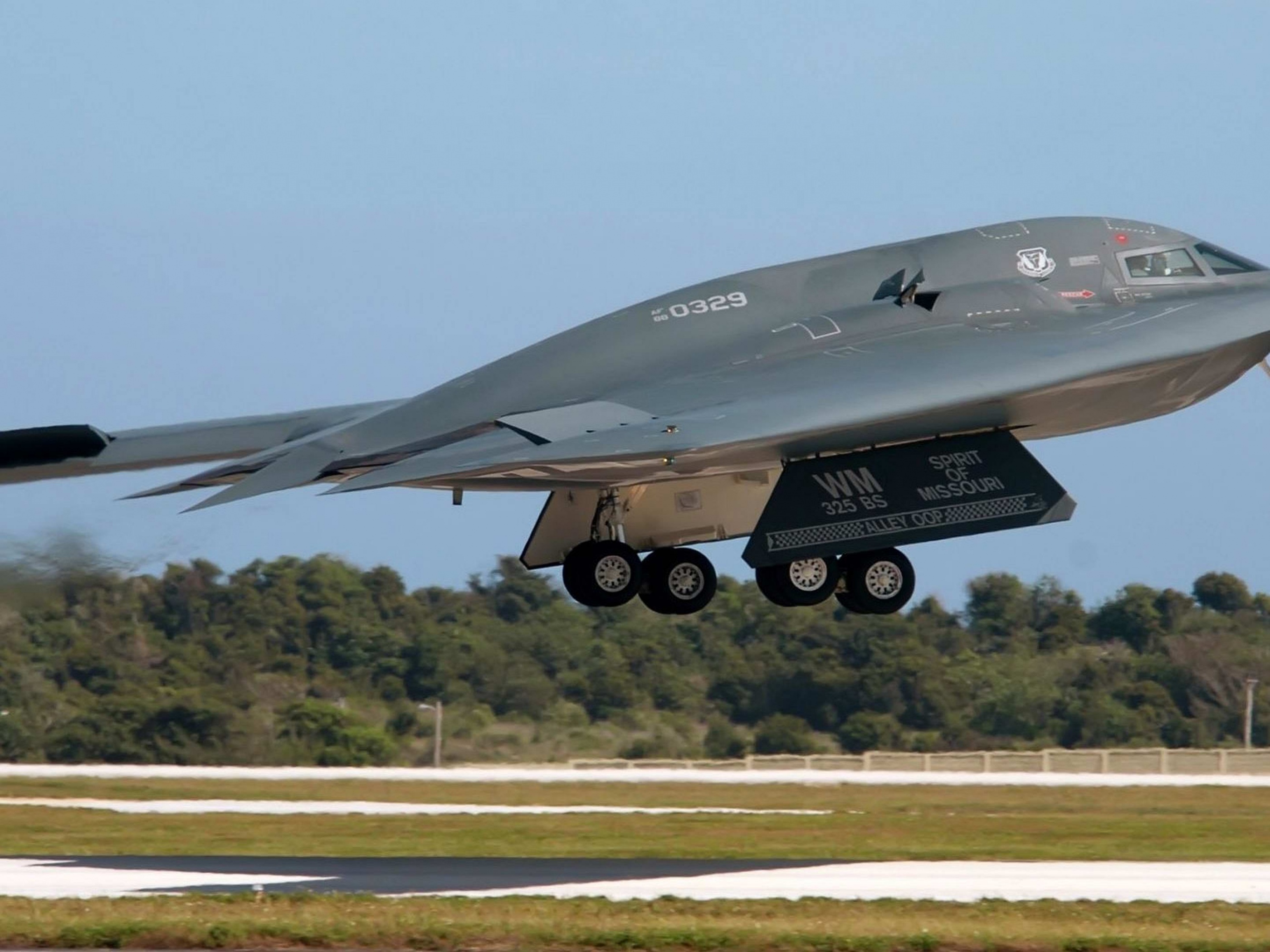 B 2 Stealth Bomber