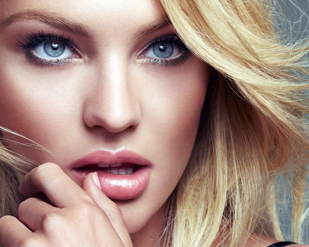 Beautiful Model Girl Blonde Candice Swanepoel Portrait