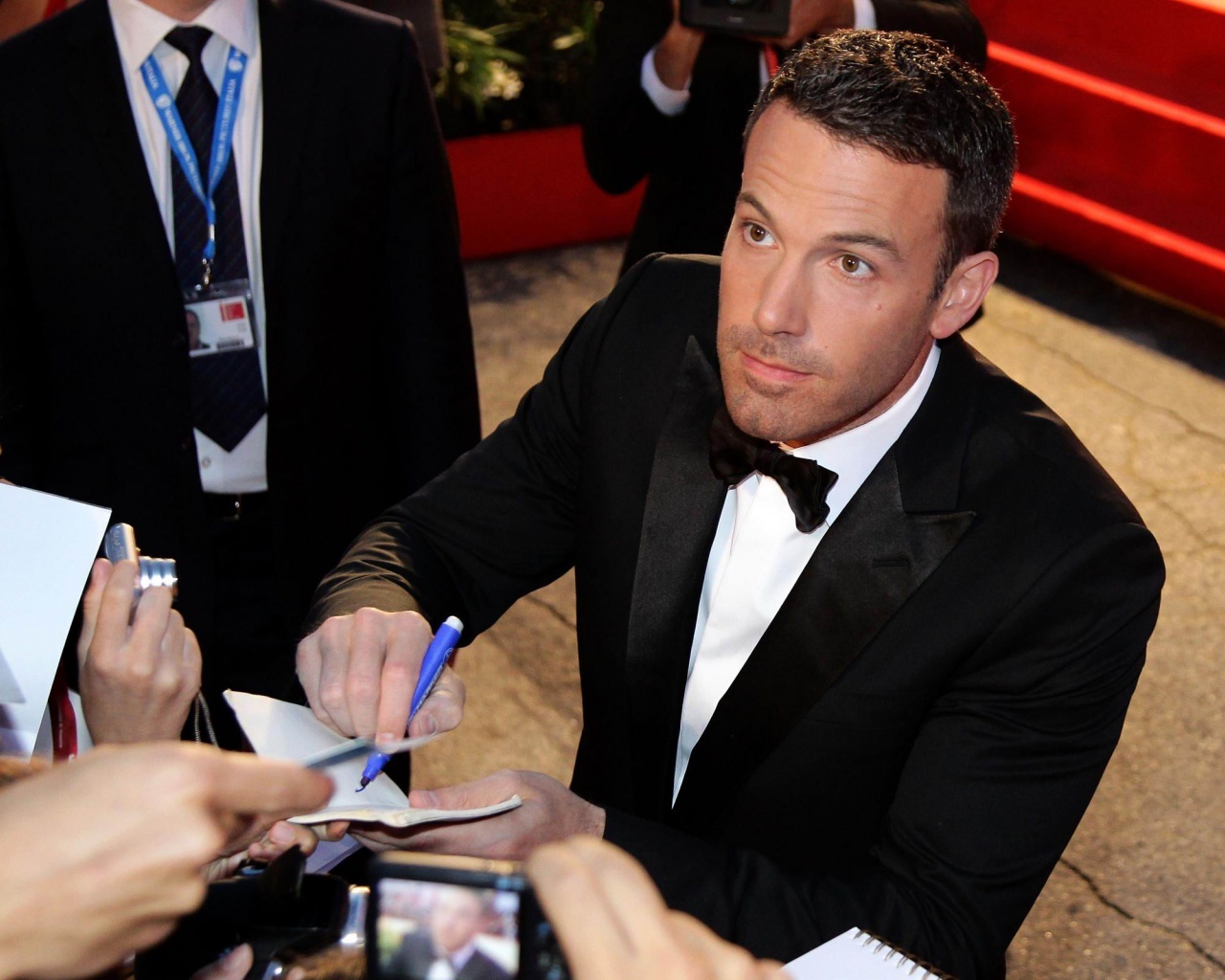 Ben Affleck Signing Autograph