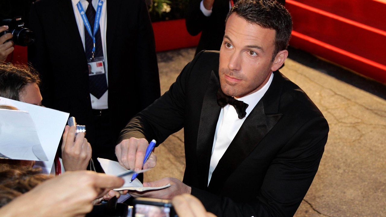 Ben Affleck Signing Autograph