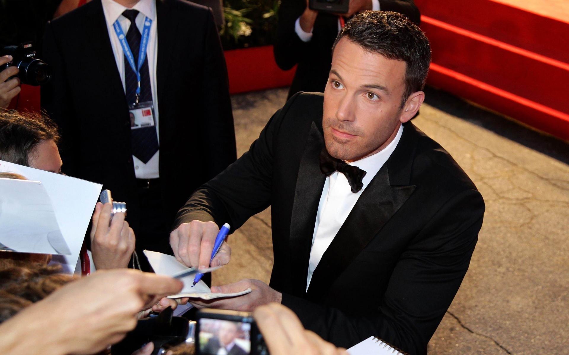 Ben Affleck Signing Autograph