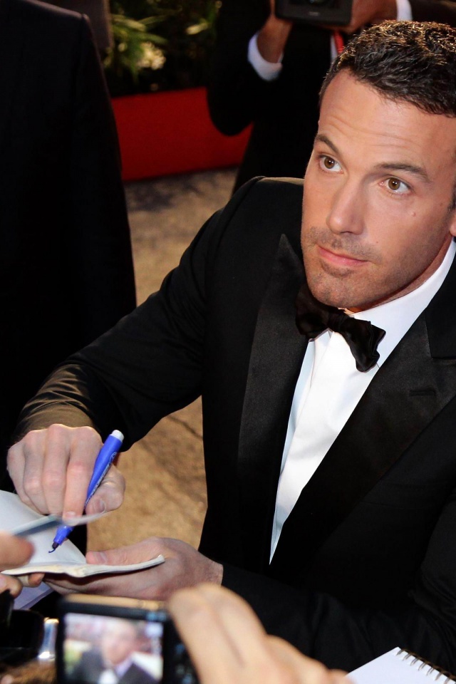 Ben Affleck Signing Autograph
