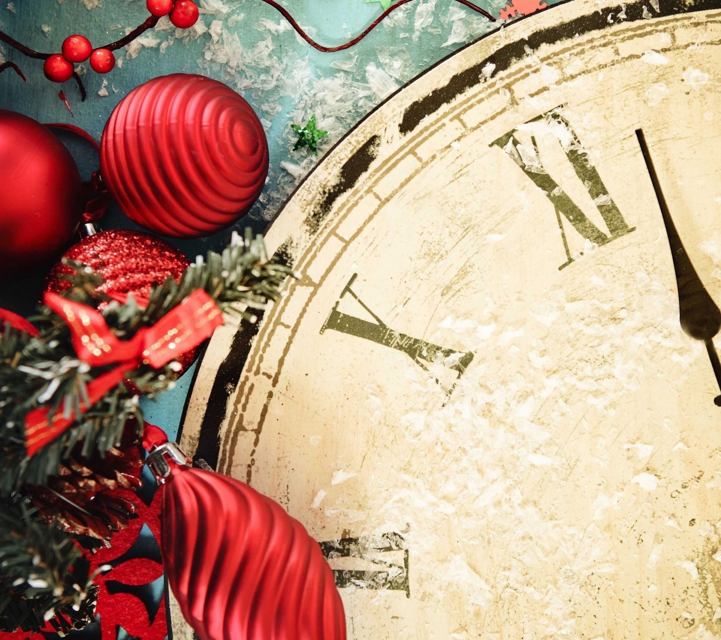 Berry Red Ornaments Clock New Year