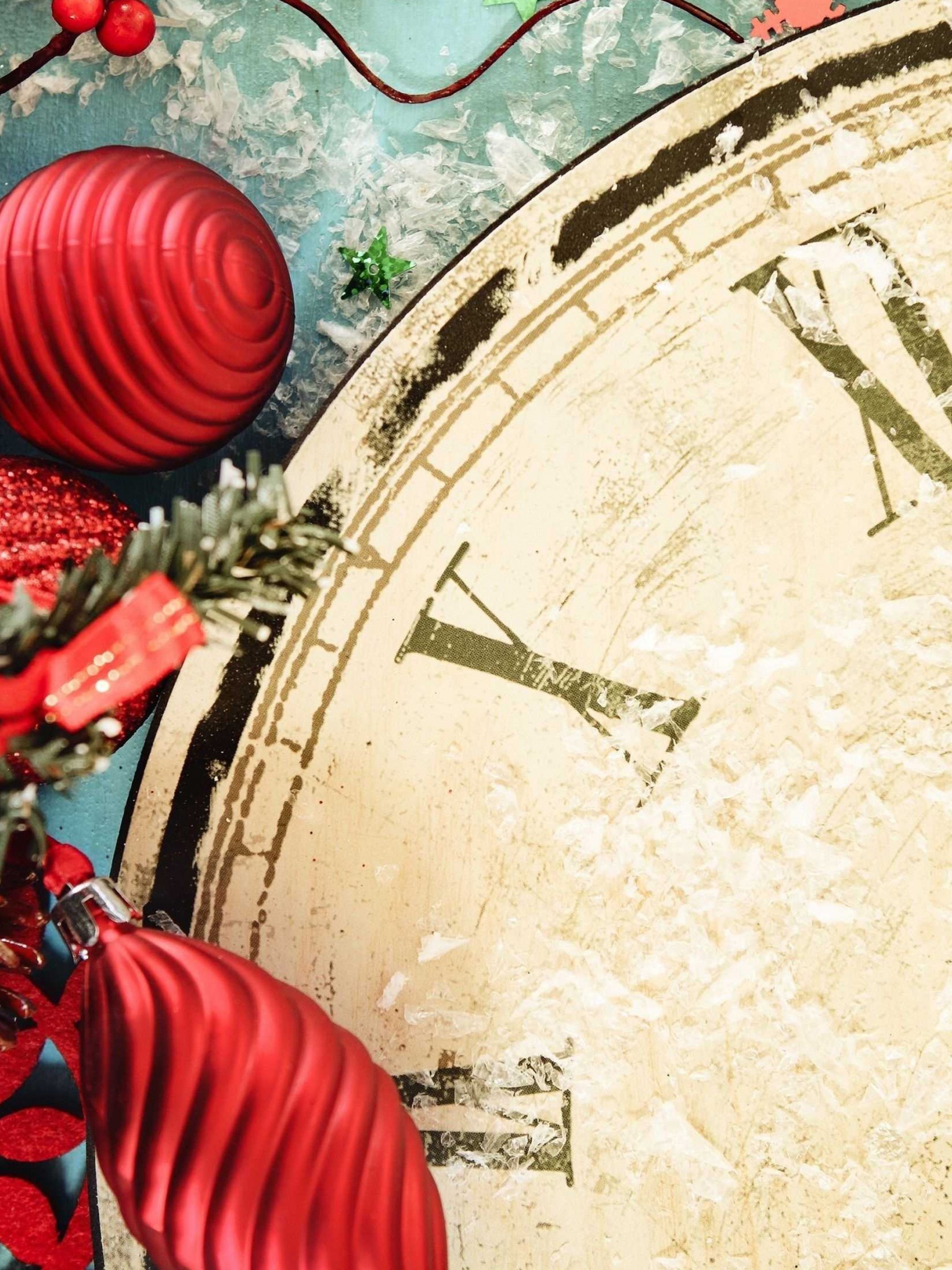 Berry Red Ornaments Clock New Year