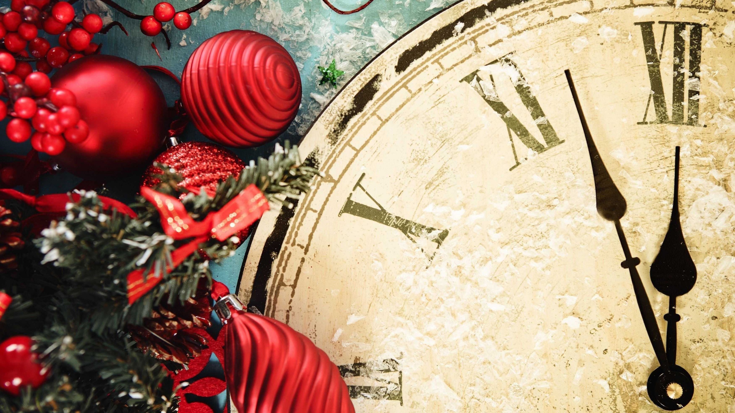 Berry Red Ornaments Clock New Year