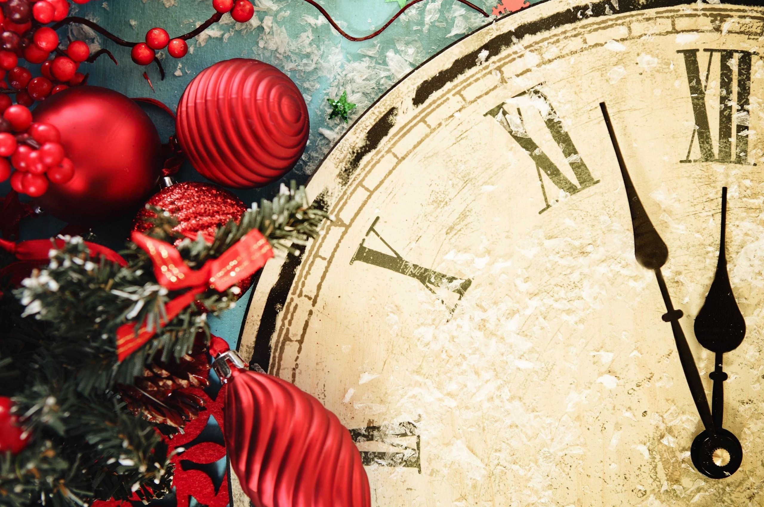 Berry Red Ornaments Clock New Year