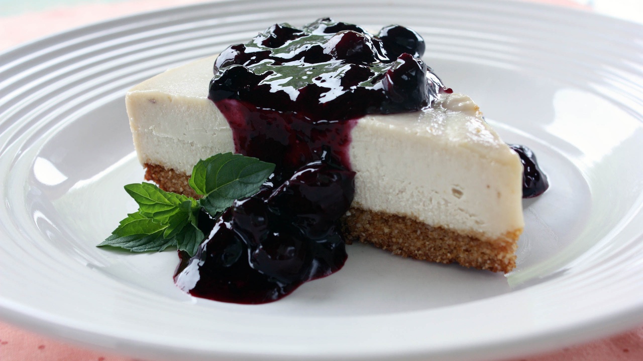 Cheese Cake With Blueberry Sauce