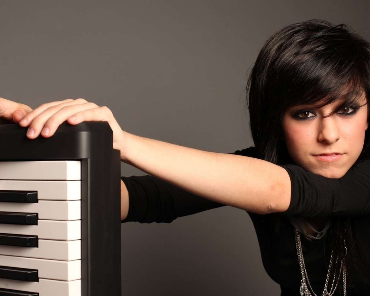 Christina Grimmie Keys Girl Brunette Hands