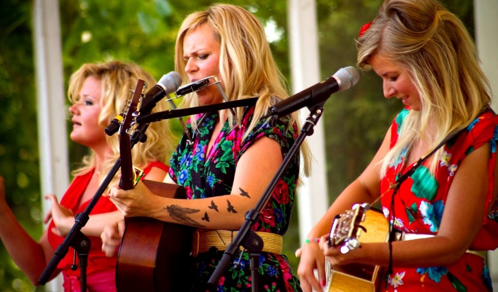 Cookies And Beans Guitars Tattoo Show Blondes