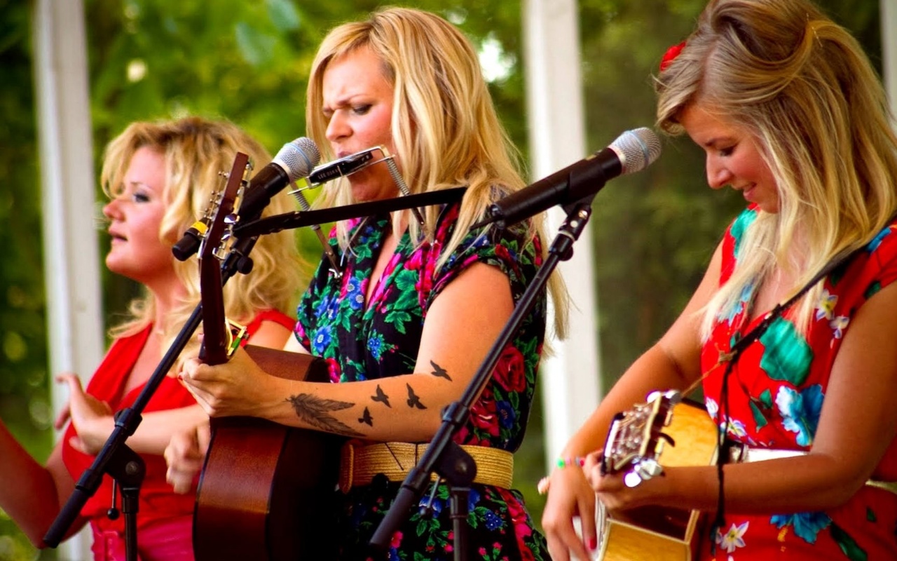 Cookies And Beans Guitars Tattoo Show Blondes