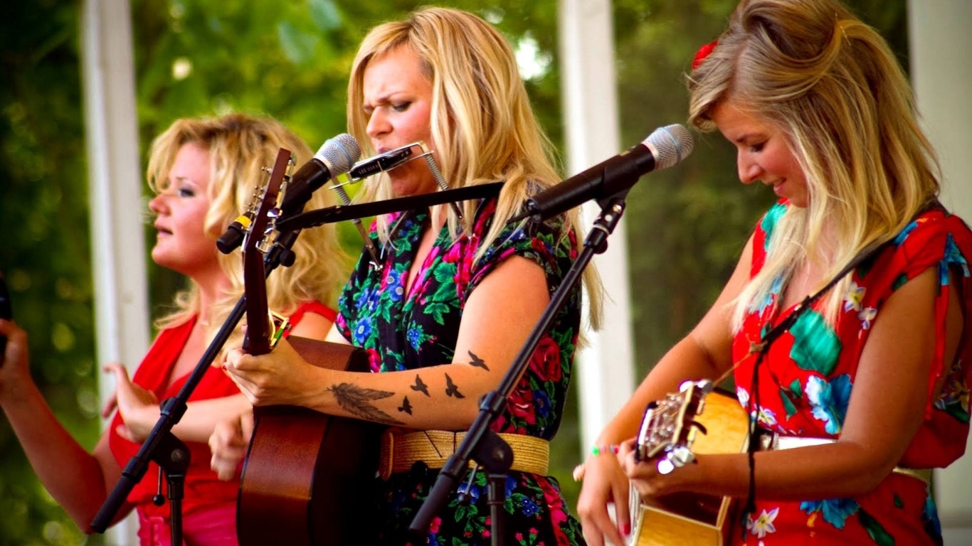 Cookies And Beans Guitars Tattoo Show Blondes