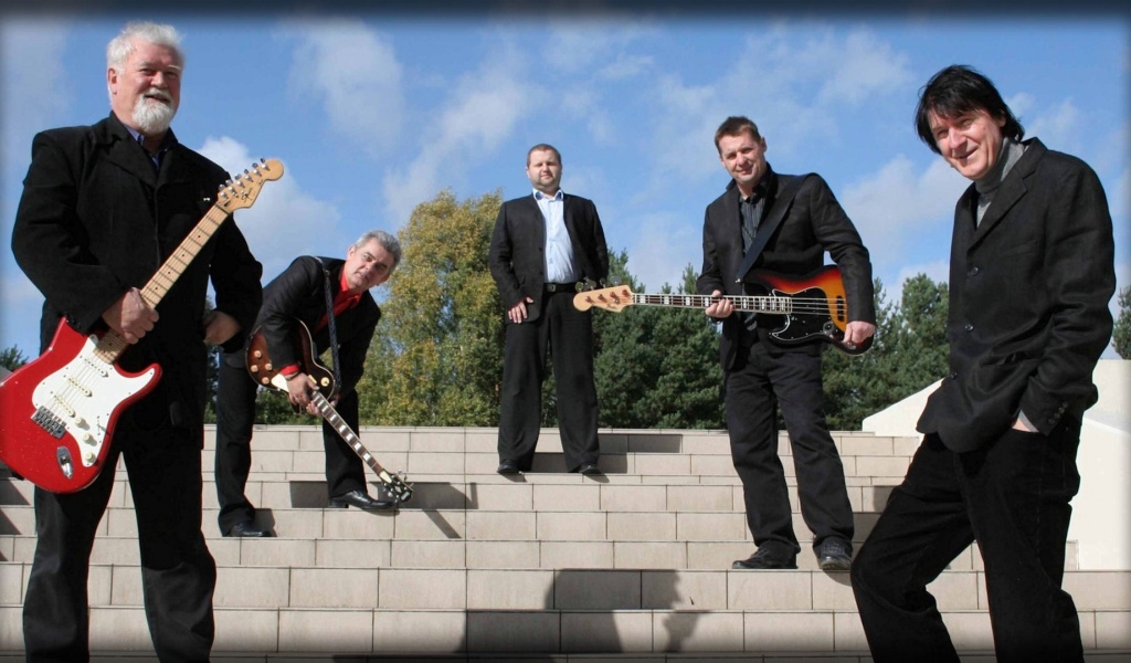 Czerwone Gitary Guitars Suits Stairs Clouds