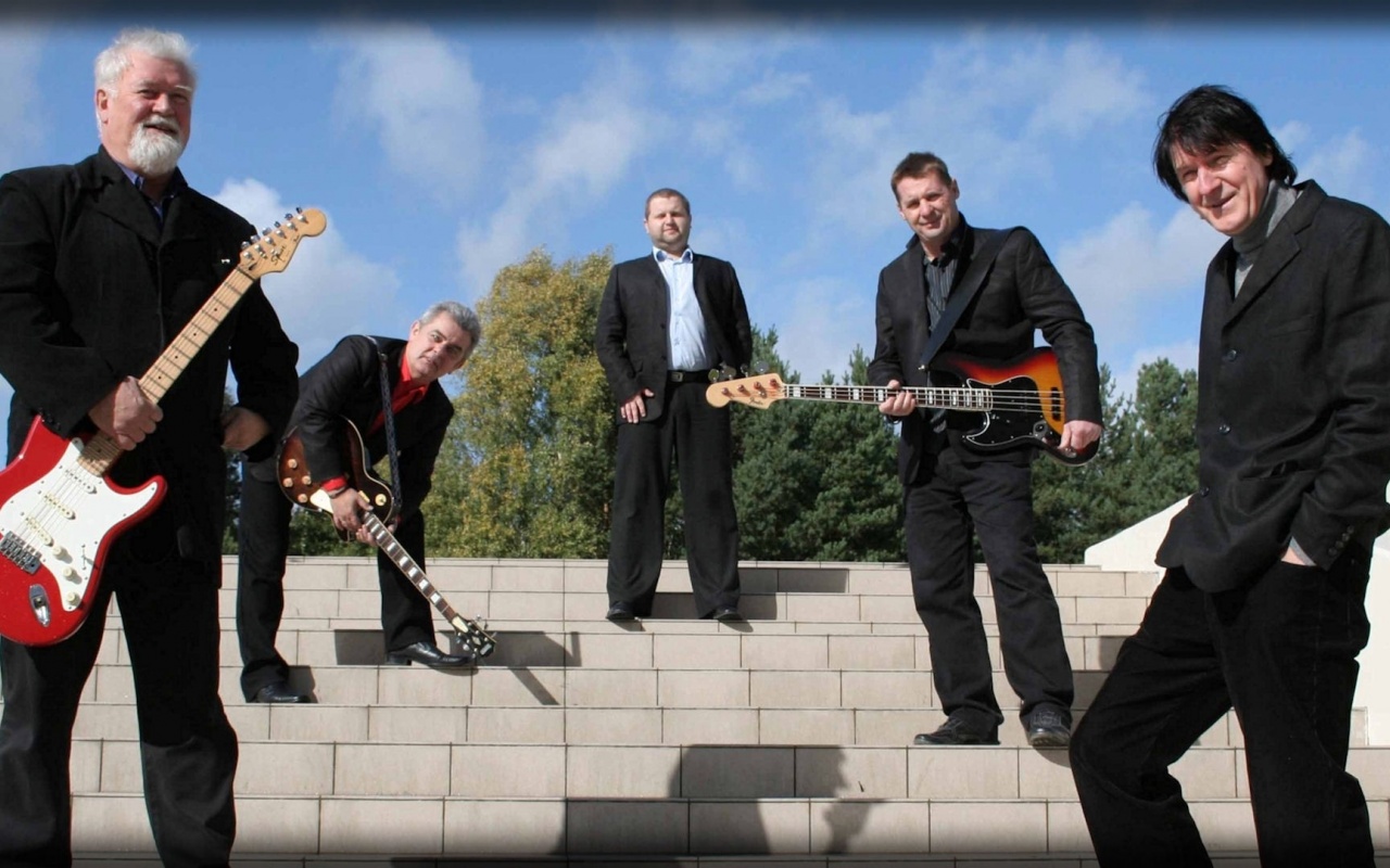 Czerwone Gitary Guitars Suits Stairs Clouds