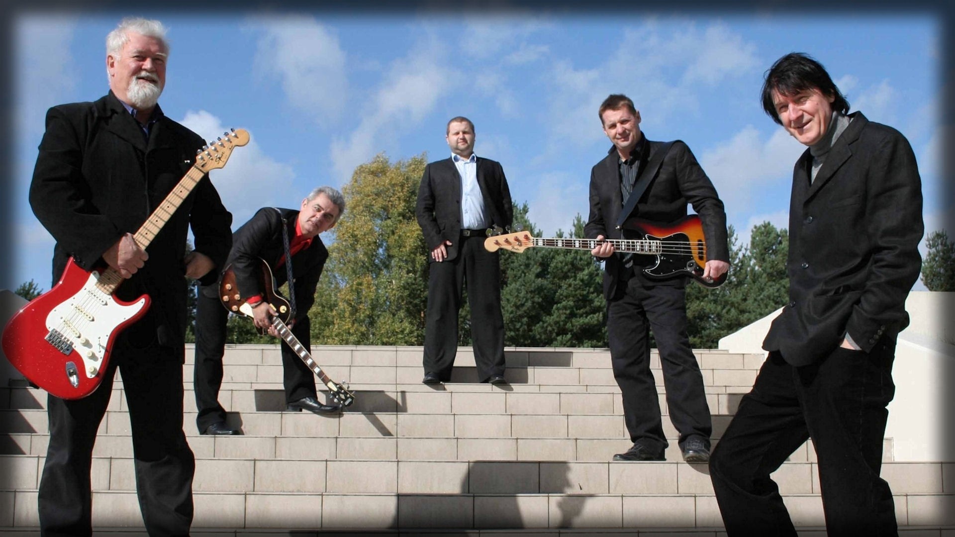 Czerwone Gitary Guitars Suits Stairs Clouds