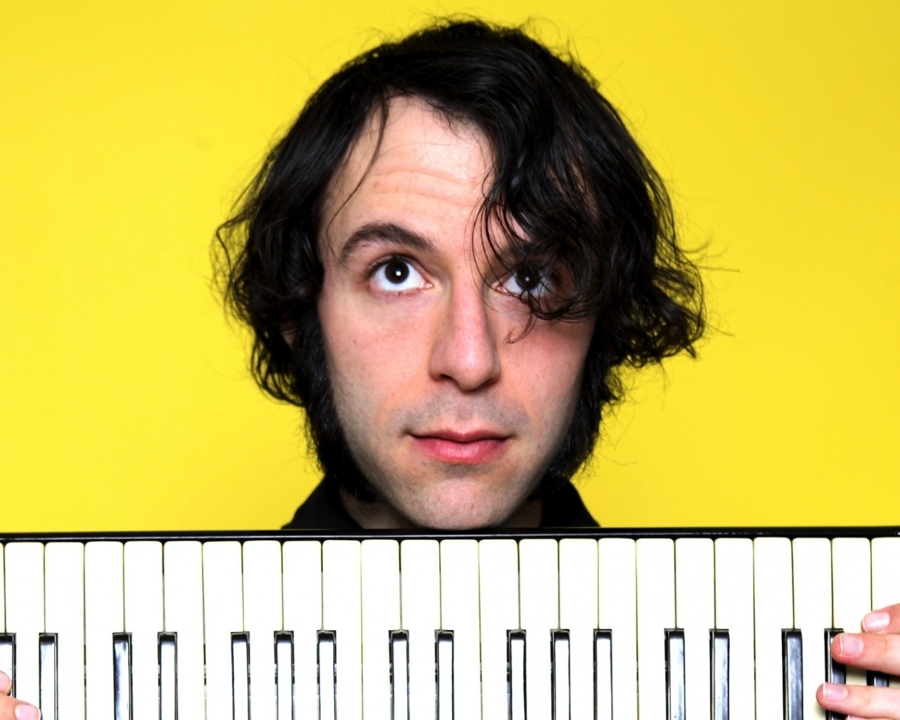 Daedelus Face Keys Hands Look