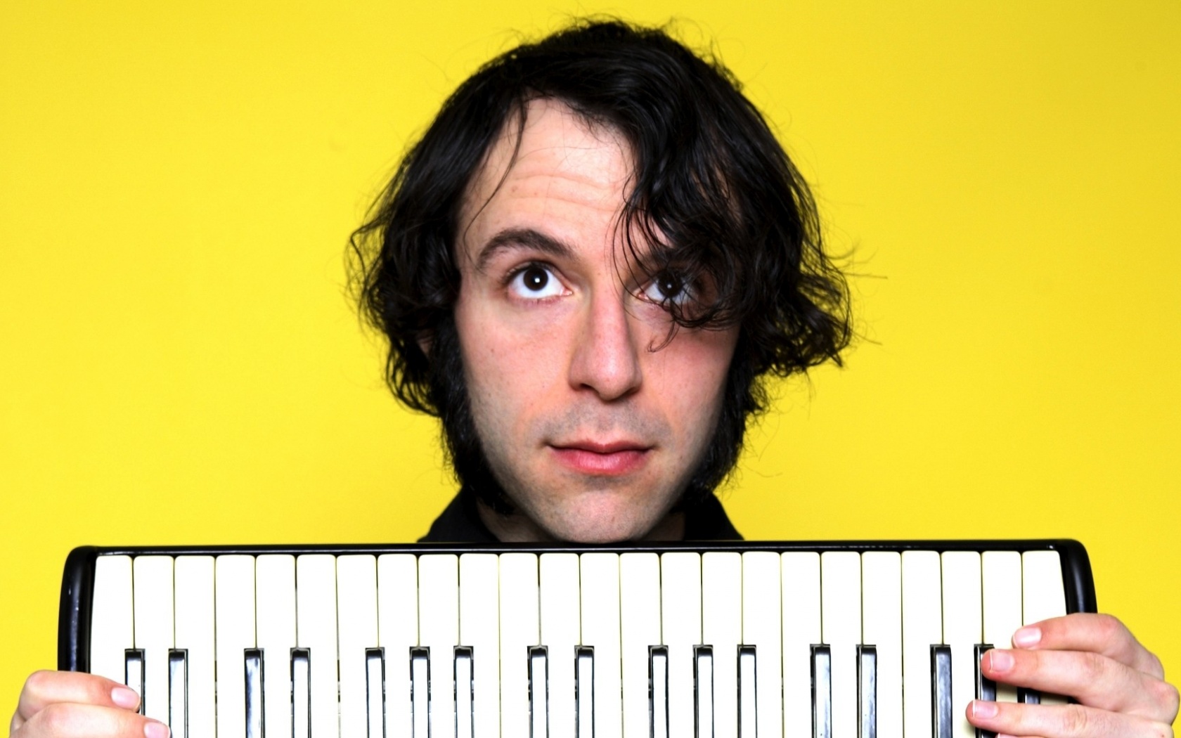 Daedelus Face Keys Hands Look