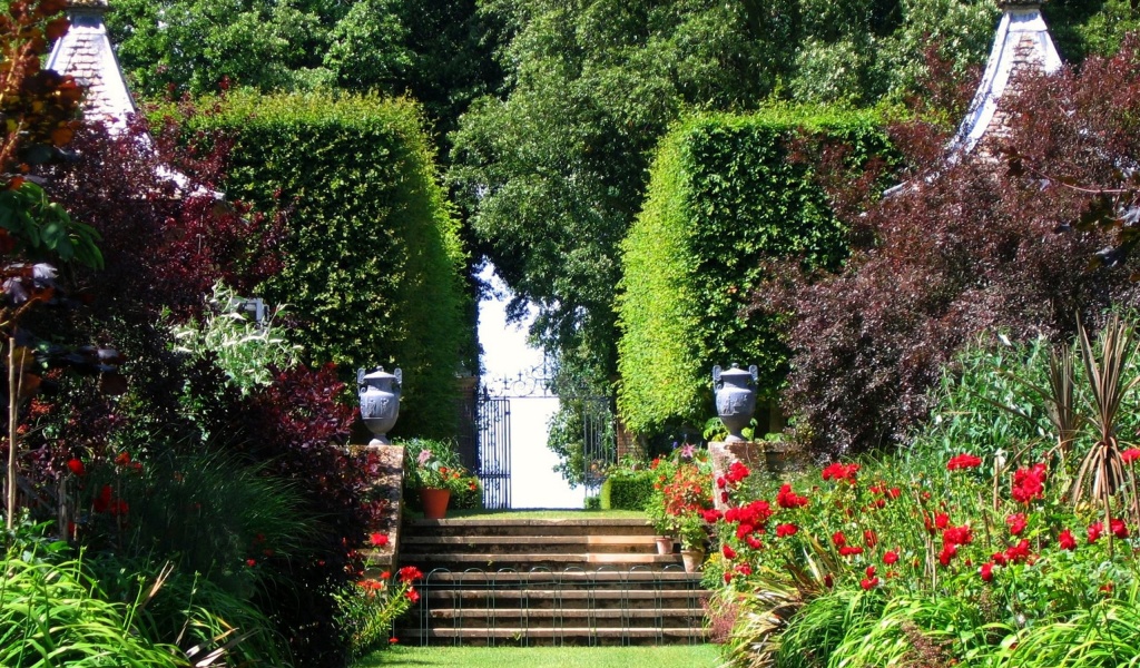 Famous Red Border At Hidcote Cotswolds