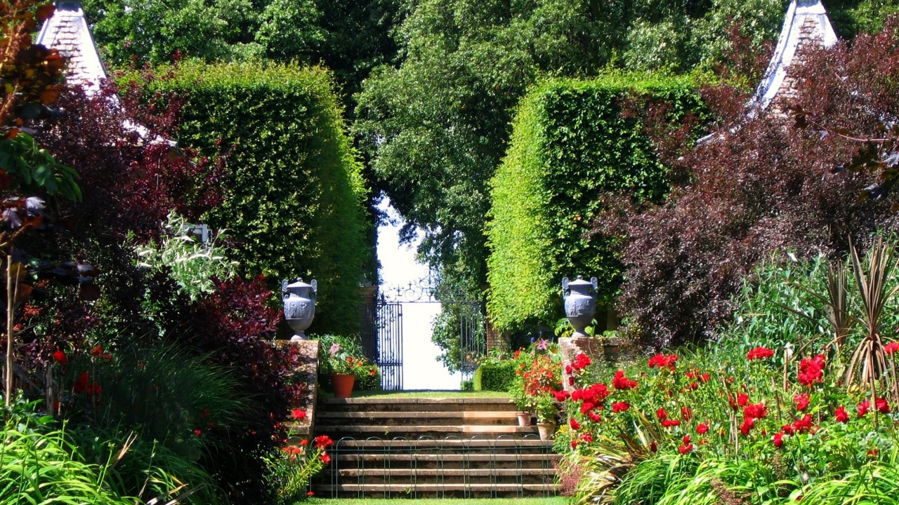 Famous Red Border At Hidcote Cotswolds