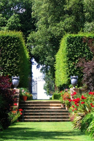 Famous Red Border At Hidcote Cotswolds