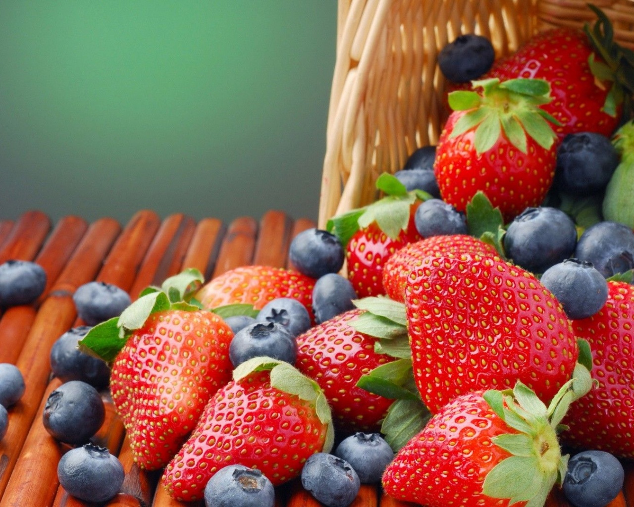 Fruits Food Strawberries Baskets Blueberries