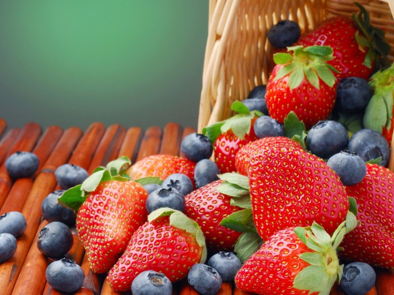 Fruits Food Strawberries Baskets Blueberries