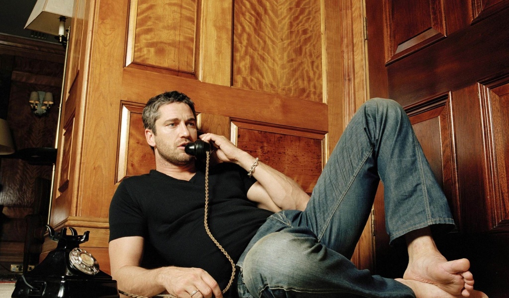 Gerard Butler Speaking On Phone