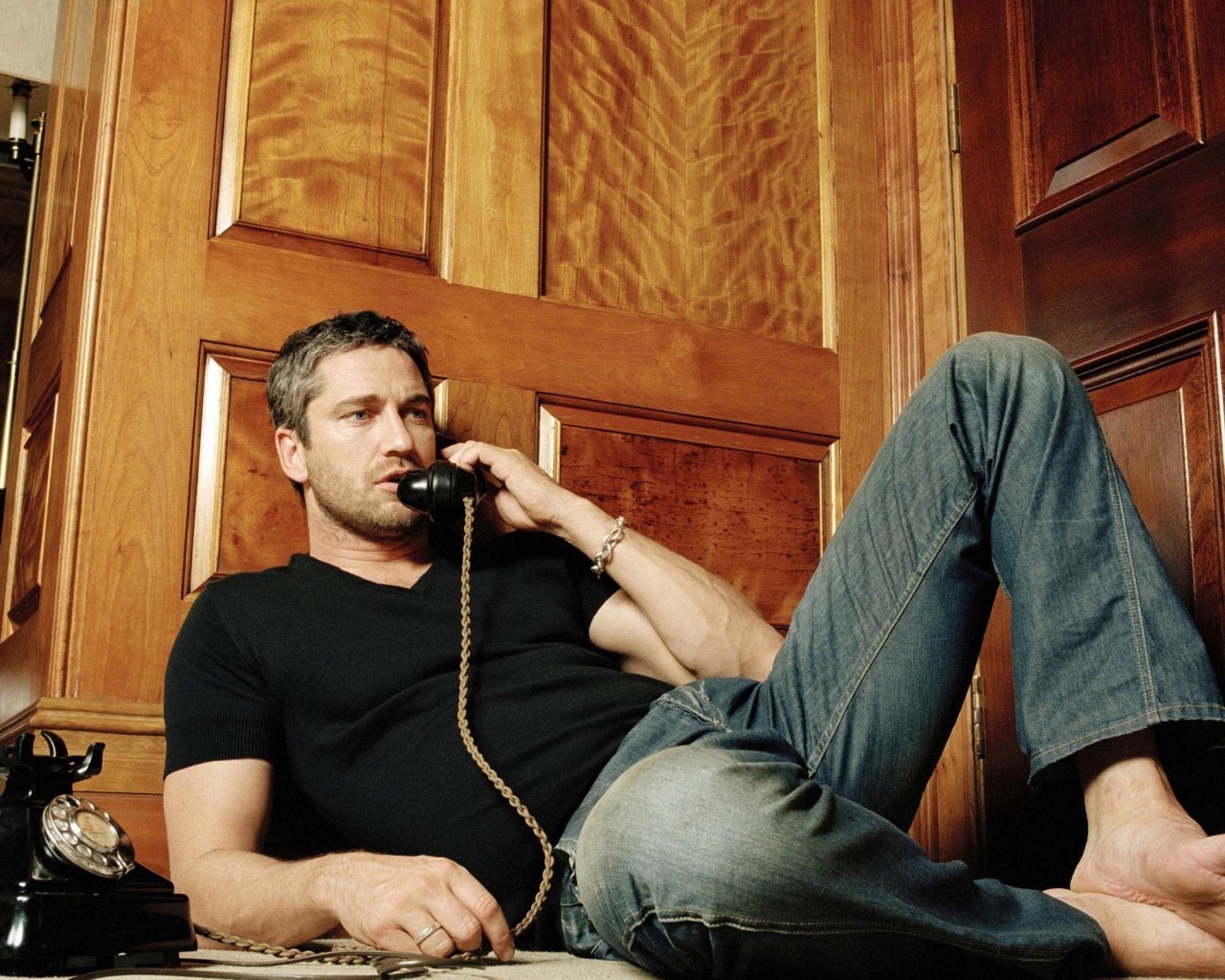 Gerard Butler Speaking On Phone
