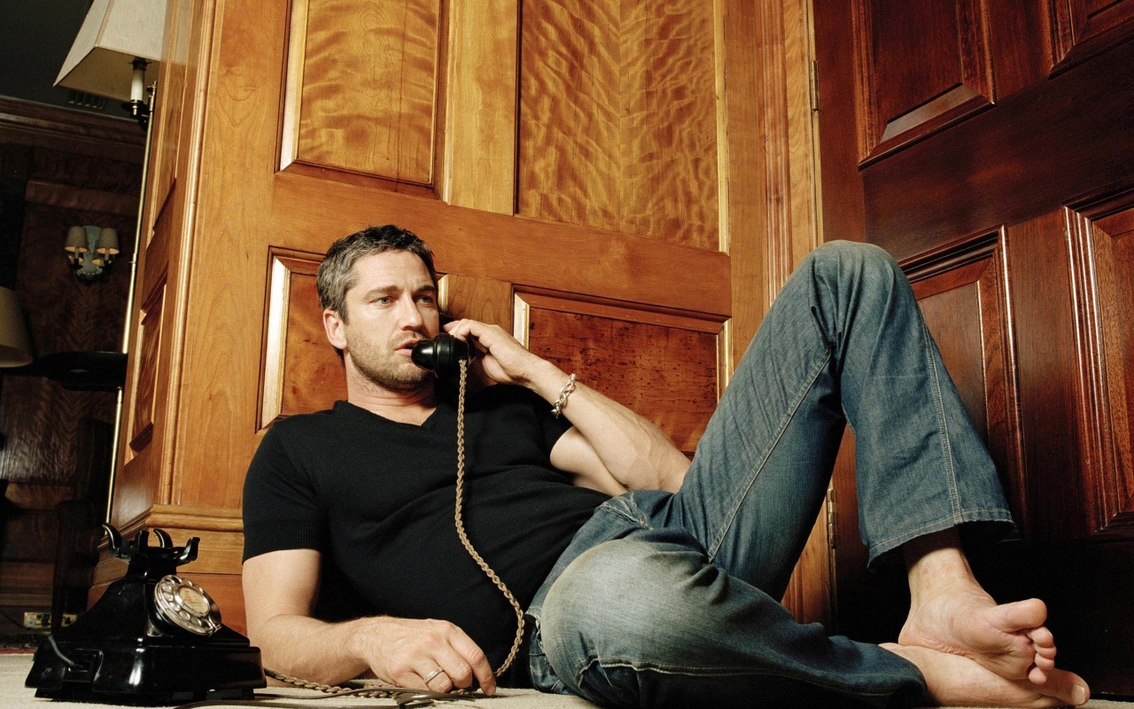 Gerard Butler Speaking On Phone