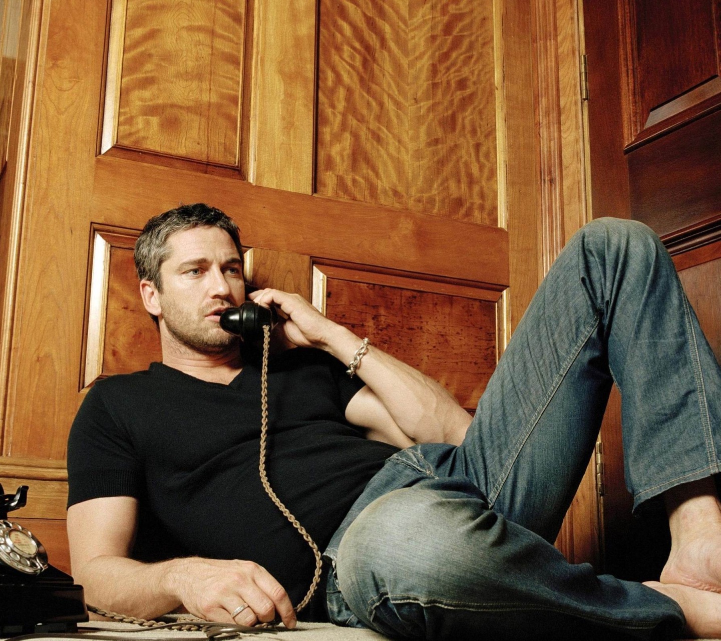 Gerard Butler Speaking On Phone