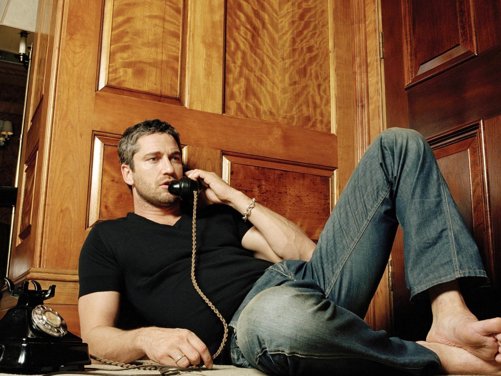 Gerard Butler Speaking On Phone