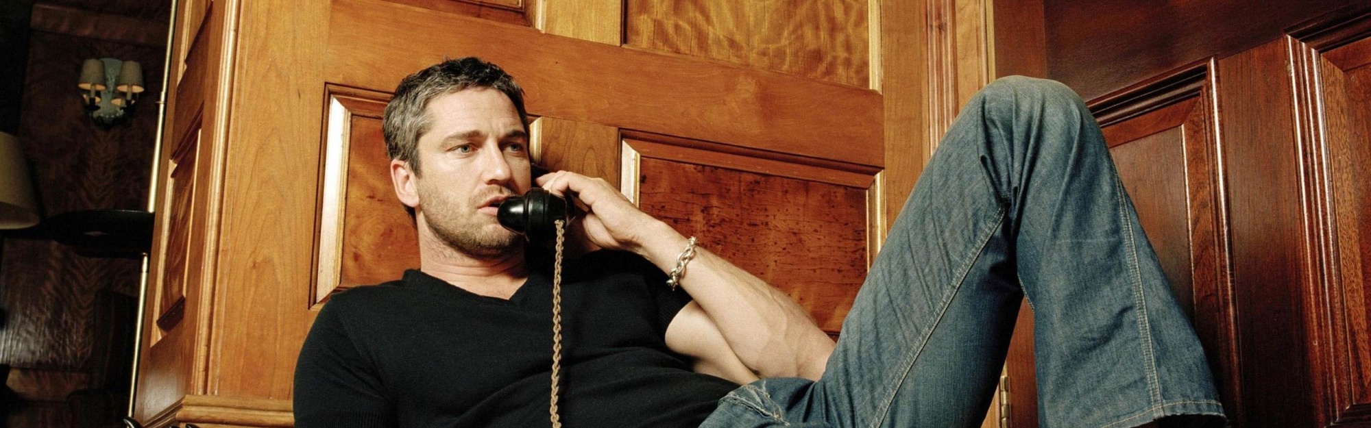 Gerard Butler Speaking On Phone