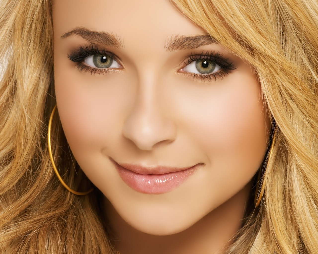 Hayden Panettiere Blonde Face Makeup Eyes Close Up