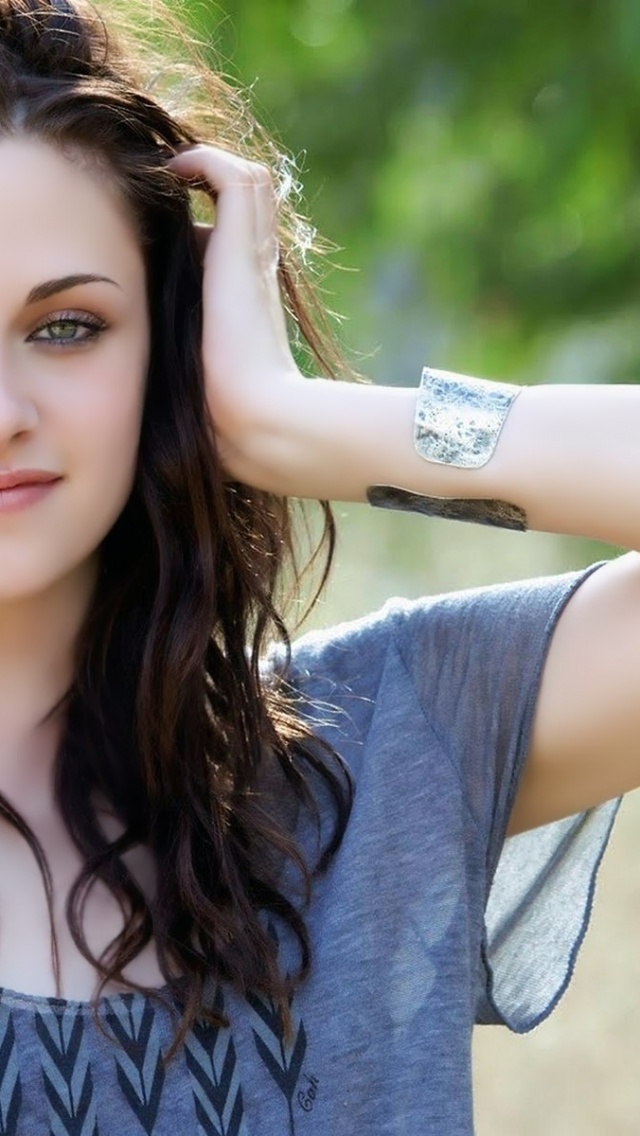 Kristen Stewart Brunette Smile Bracelets