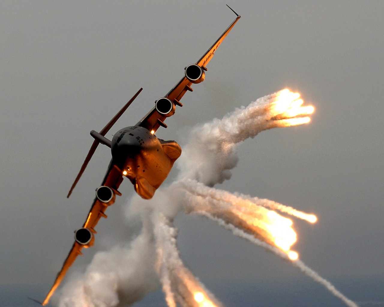 Military Flares C17 Globemaster