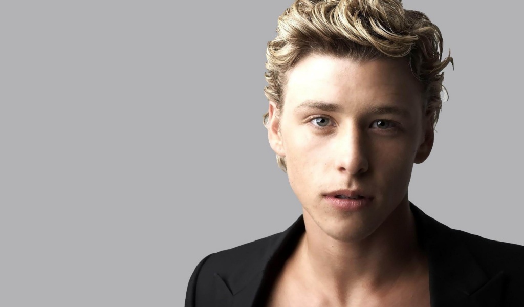 Mitch Hewer Golden Hair Clear Gray Blue Eyes Britain Actor Niche