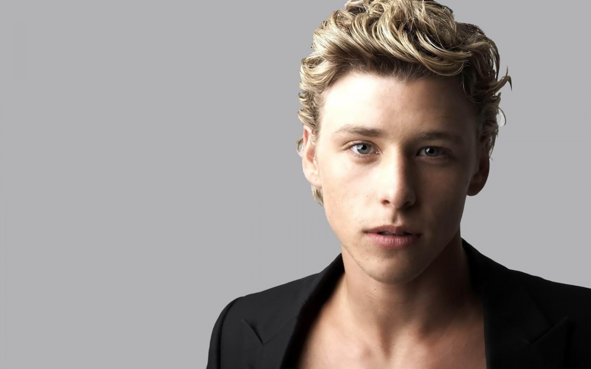 Mitch Hewer Golden Hair Clear Gray Blue Eyes Britain Actor Niche