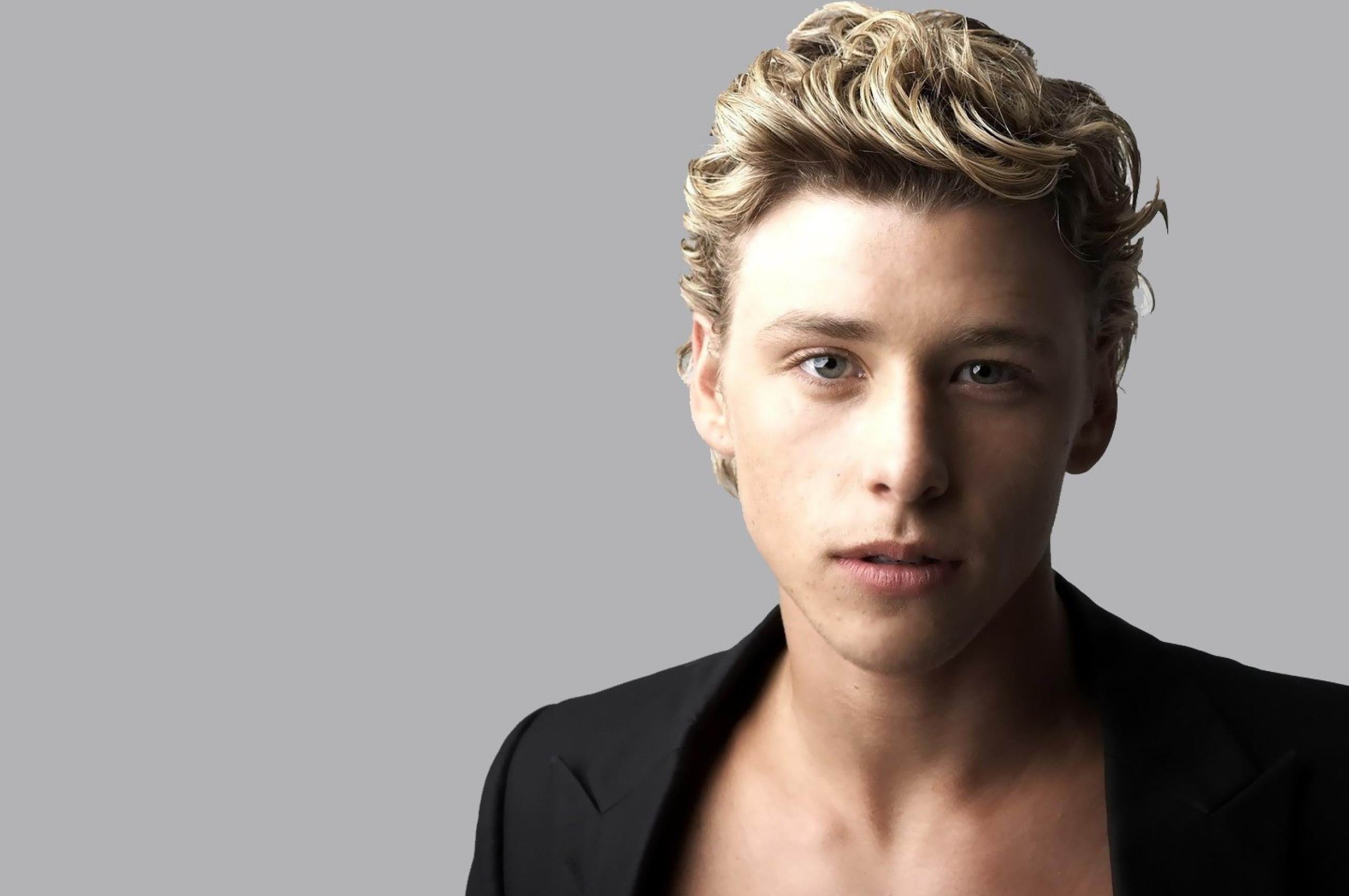 Mitch Hewer Golden Hair Clear Gray Blue Eyes Britain Actor Niche