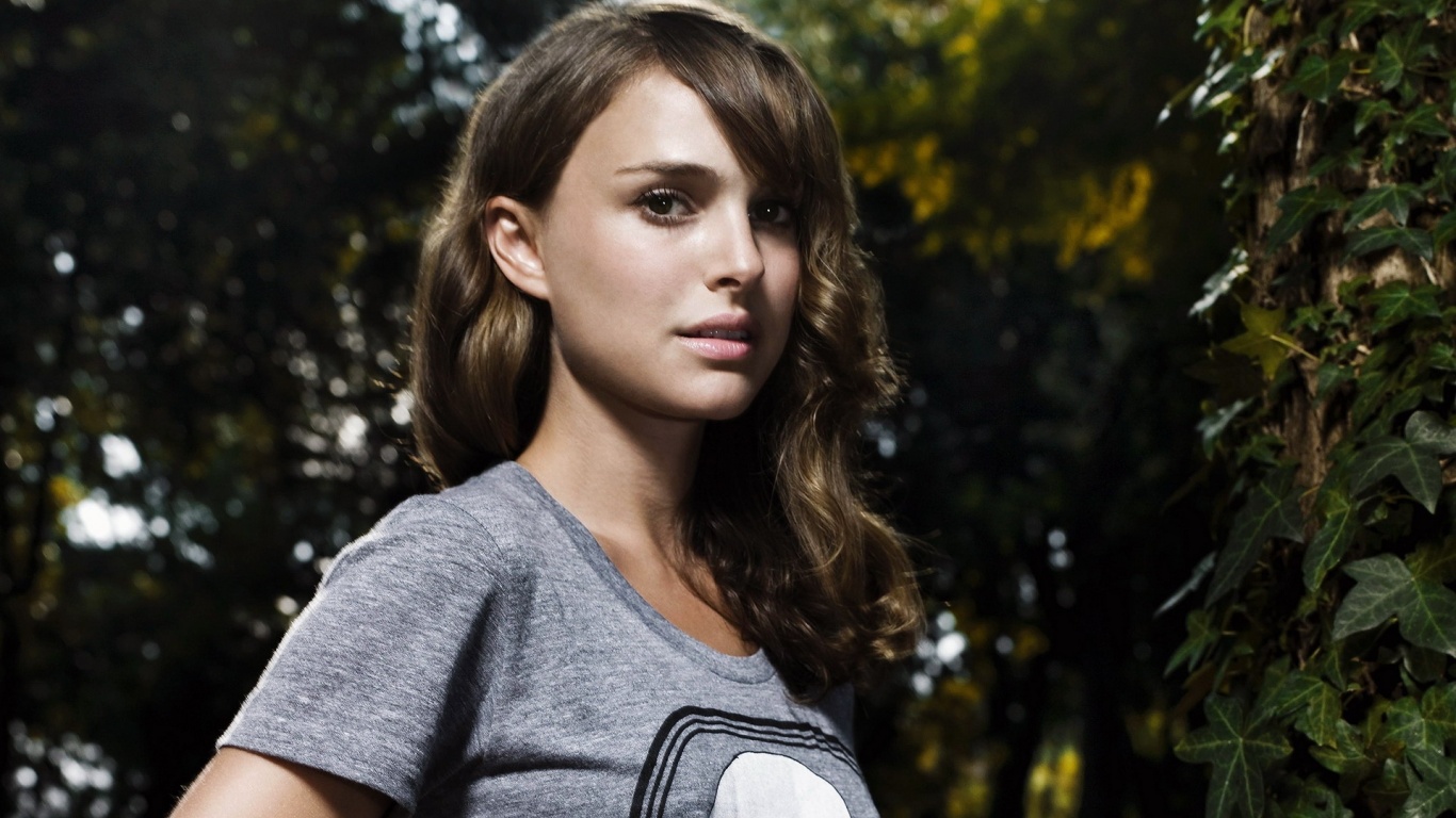 Natalie Portman Brunette Shirt Face Trees