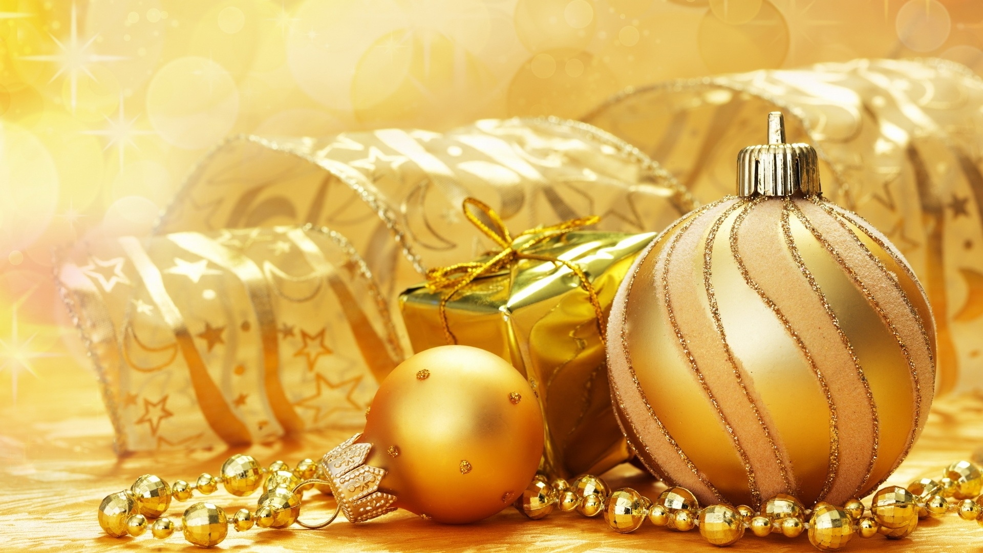 New Year Christmas Spheres Gold