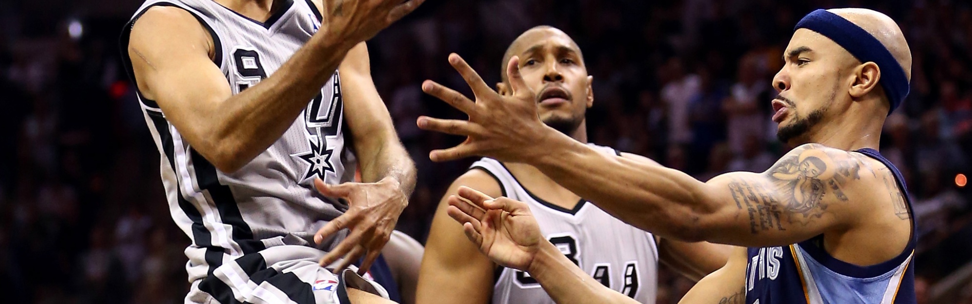 Tony Parker Lays The Ball Up