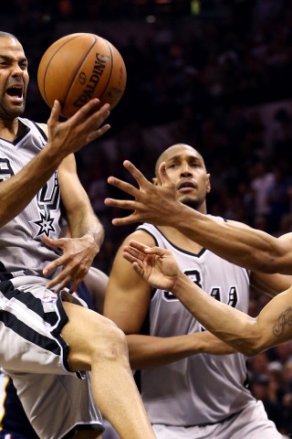 Tony Parker Lays The Ball Up