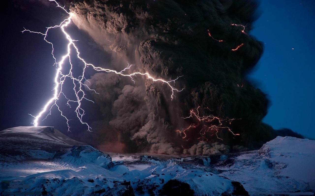 Volcano Lightning Dark Clouds Screen Natural Landscapes
