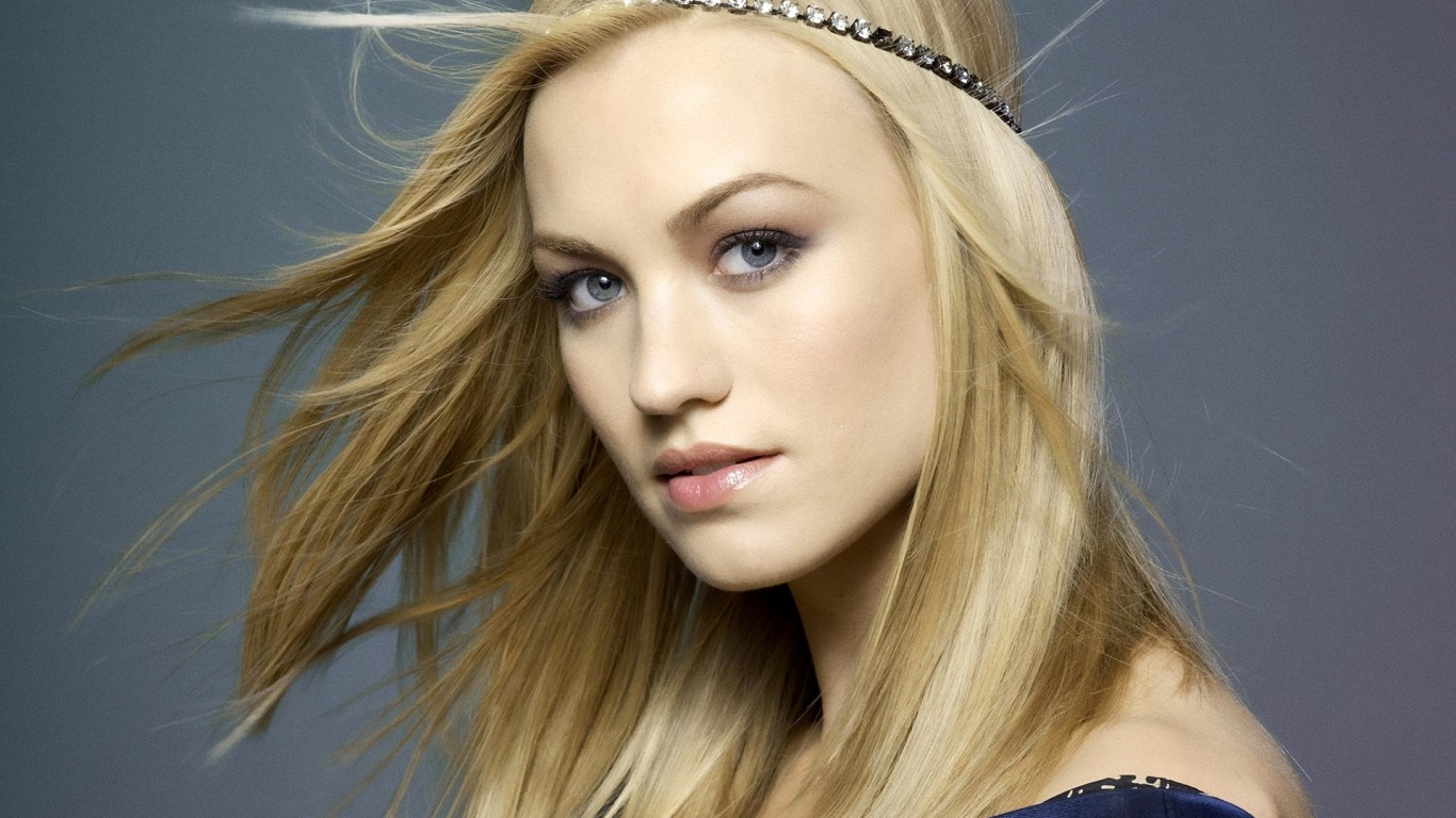 Yvonne Strahovski Blonde Face Wind Bandage