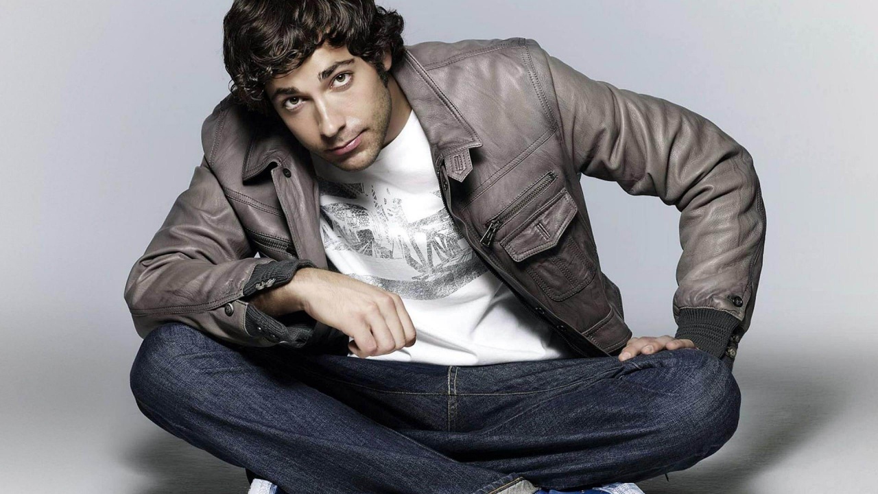 Zachary Levi Hot Stars