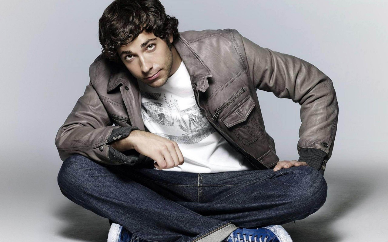 Zachary Levi Hot Stars