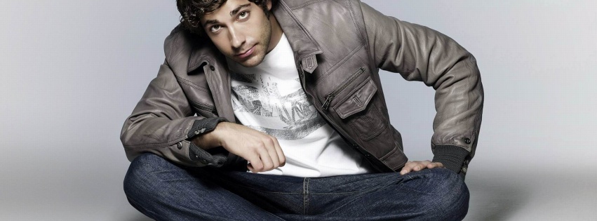 Zachary Levi Looking Up